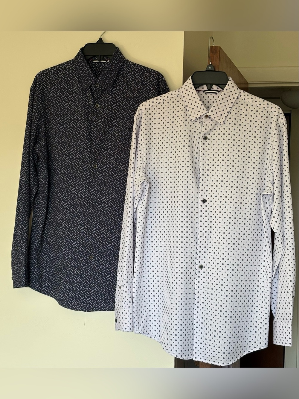 2 Men's Performance Dress Shirts 4-way Stretch Fabric White Navy Floral Pattern